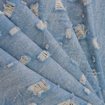 Ткань для рукоделия деним с декоративной отделкой Состав: 75% хлопок, 25% полиэстер Плотность ткани 250 гр, ширина 160 см Рваная джинса