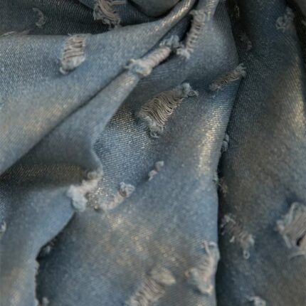 Ткань для рукоделия деним с декоративной отделкой Состав: 75% хлопок, 25% полиэстер Плотность ткани 250 гр, ширина 160 см Рваная джинса с золотистым напылением